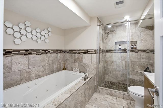 2497 W Walton Boulevard, Waterford, MI 48329