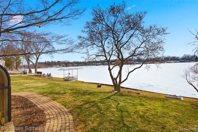 2497 W Walton Boulevard, Waterford, MI 48329