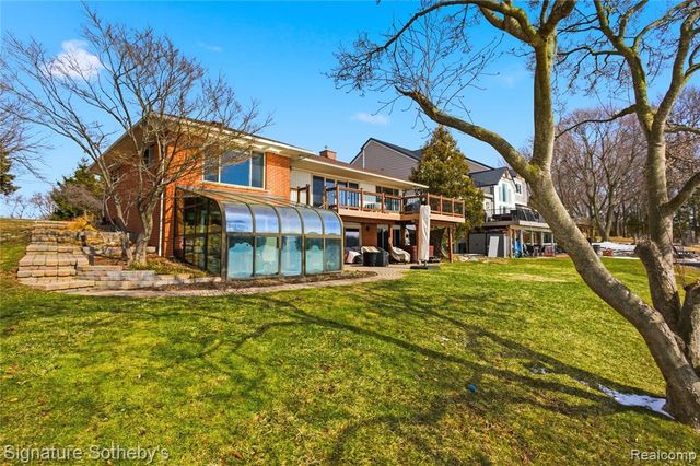 2497 W Walton Boulevard, Waterford, MI 48329