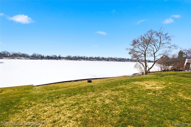 2497 W Walton Boulevard, Waterford, MI 48329