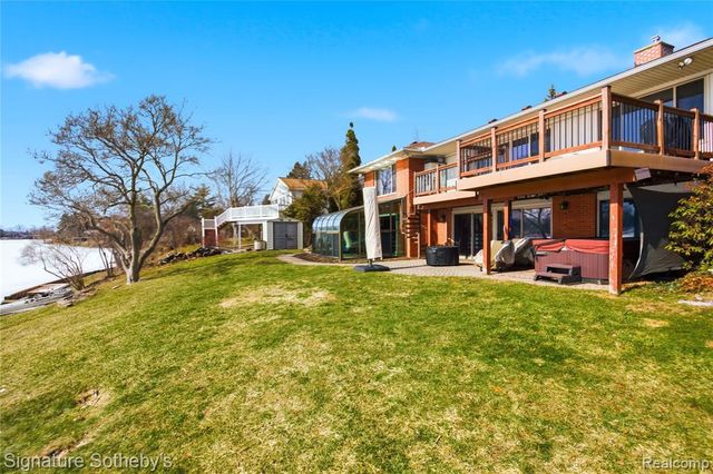 2497 W Walton Boulevard, Waterford, MI 48329