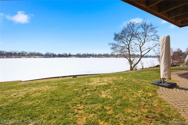 2497 W Walton Boulevard, Waterford, MI 48329