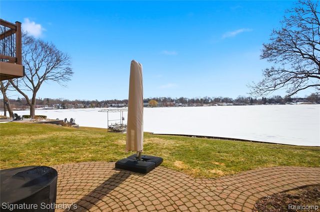 2497 W Walton Boulevard, Waterford, MI 48329