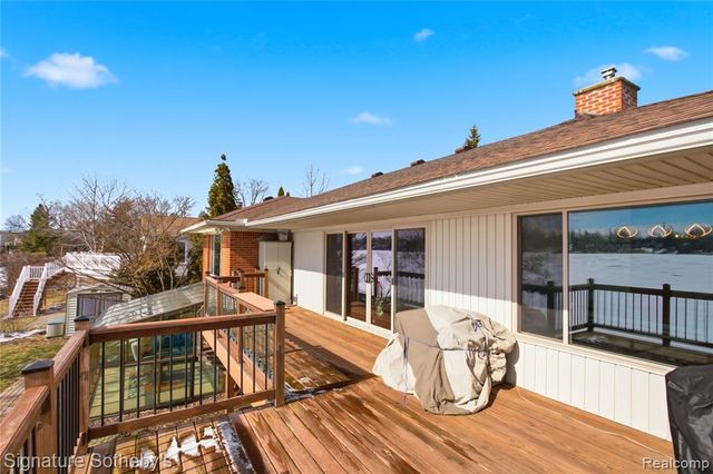 2497 W Walton Boulevard, Waterford, MI 48329