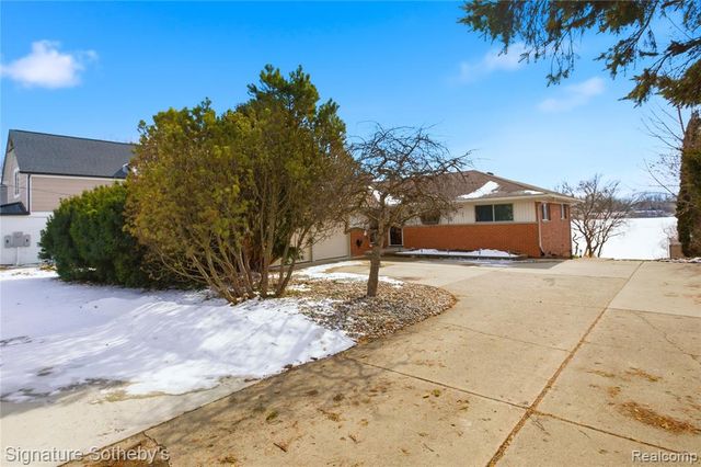 2497 W Walton Boulevard, Waterford, MI 48329