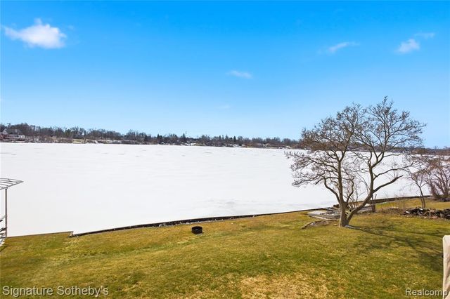 2497 W Walton Boulevard, Waterford, MI 48329
