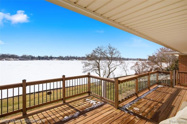 2497 W Walton Boulevard, Waterford, MI 48329