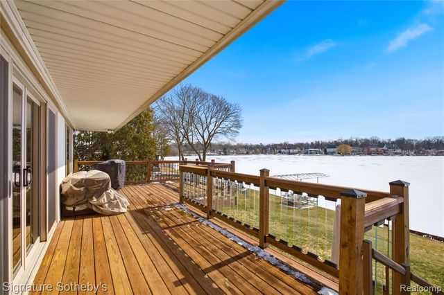 2497 W Walton Boulevard, Waterford, MI 48329