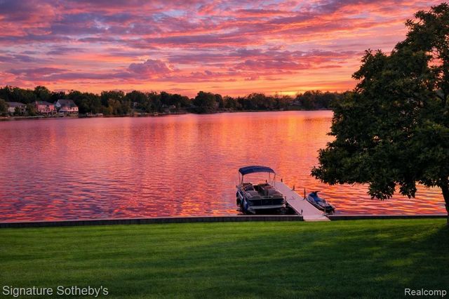 2497 W Walton Boulevard, Waterford, MI 48329