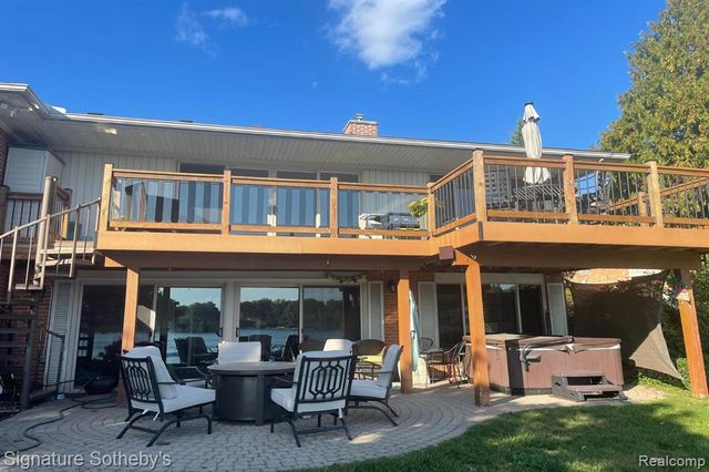 2497 W Walton Boulevard, Waterford, MI 48329