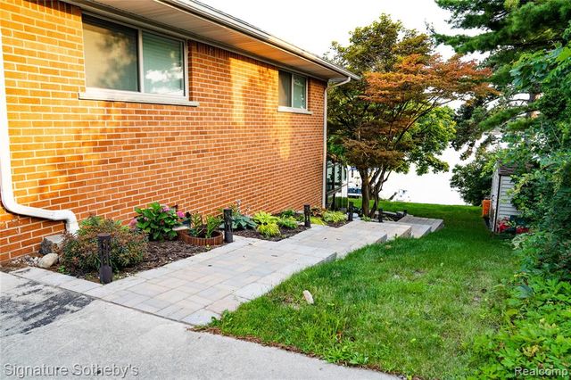 2497 W Walton Boulevard, Waterford, MI 48329