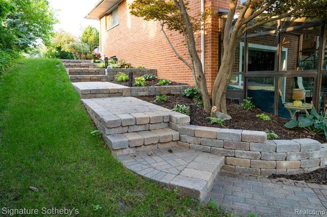 2497 W Walton Boulevard, Waterford, MI 48329