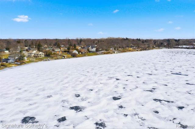 2497 W Walton Boulevard, Waterford, MI 48329