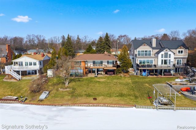 2497 W Walton Boulevard, Waterford, MI 48329