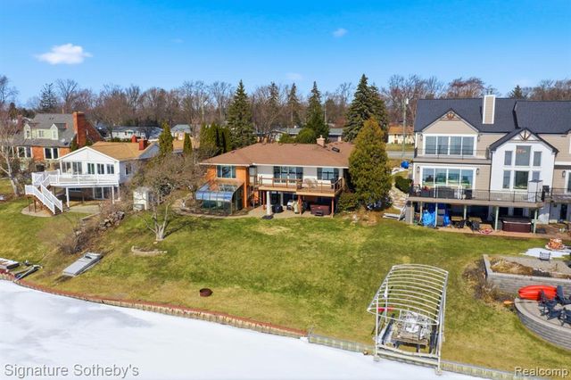 2497 W Walton Boulevard, Waterford, MI 48329