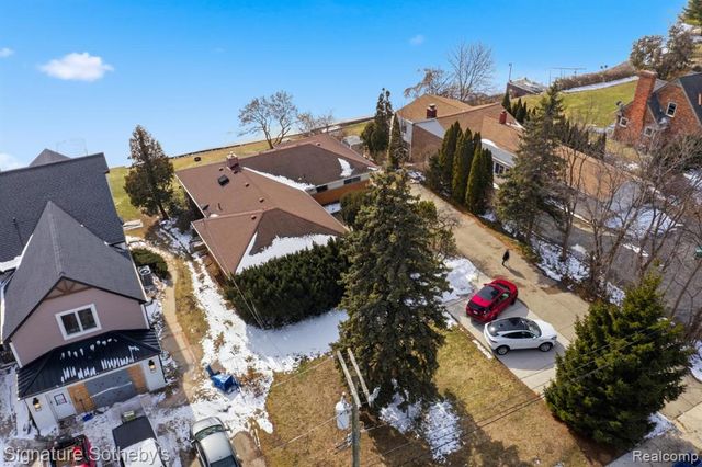 2497 W Walton Boulevard, Waterford, MI 48329