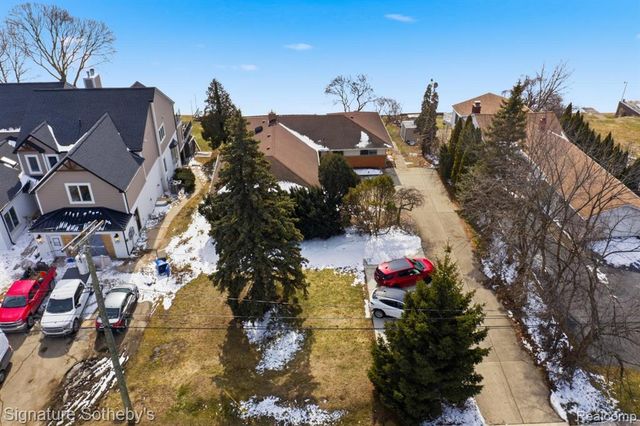 2497 W Walton Boulevard, Waterford, MI 48329