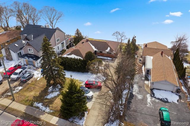 2497 W Walton Boulevard, Waterford, MI 48329