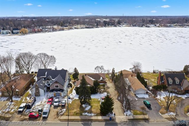 2497 W Walton Boulevard, Waterford, MI 48329