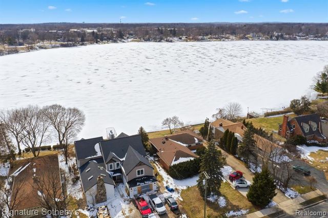 2497 W Walton Boulevard, Waterford, MI 48329