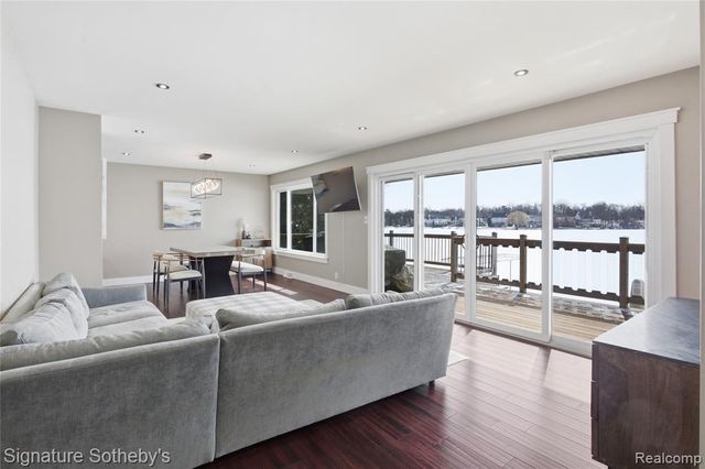 2497 W Walton Boulevard, Waterford, MI 48329