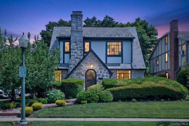 17 Hollywood Court, Rockville Centre, NY 11570