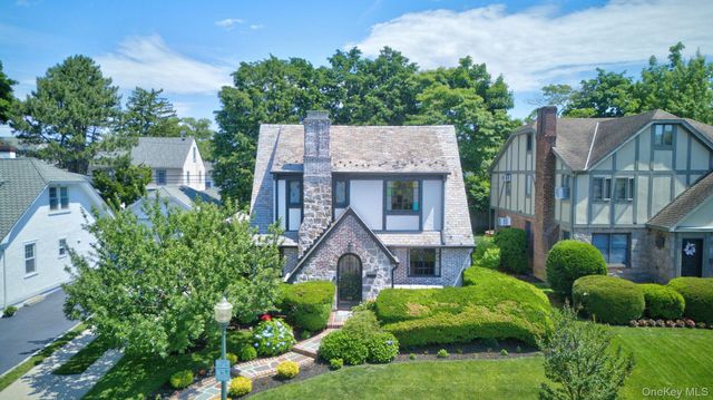 17 Hollywood Court, Rockville Centre, NY 11570