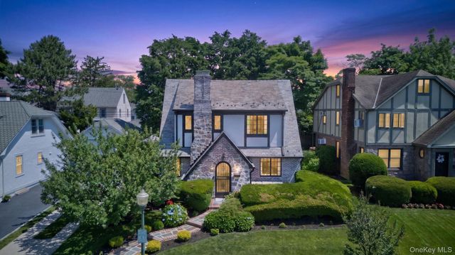 17 Hollywood Court, Rockville Centre, NY 11570