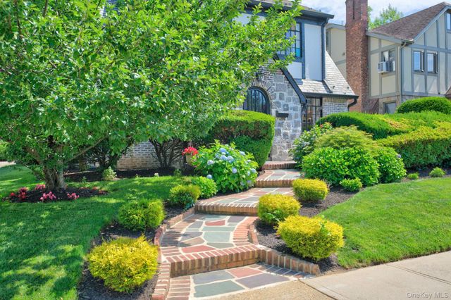 17 Hollywood Court, Rockville Centre, NY 11570