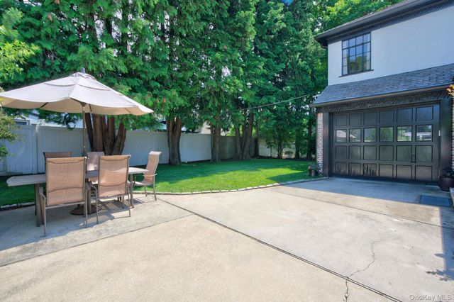 17 Hollywood Court, Rockville Centre, NY 11570