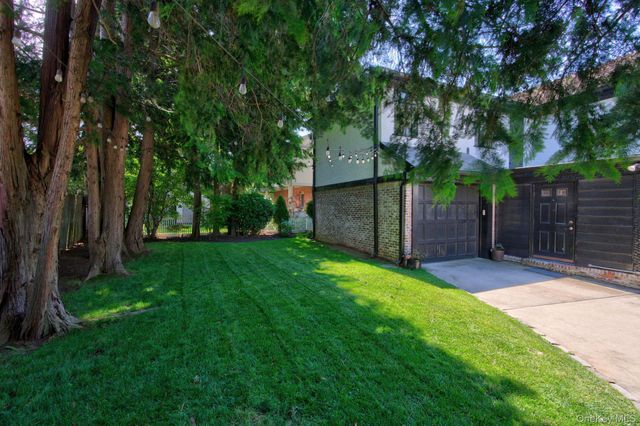 17 Hollywood Court, Rockville Centre, NY 11570