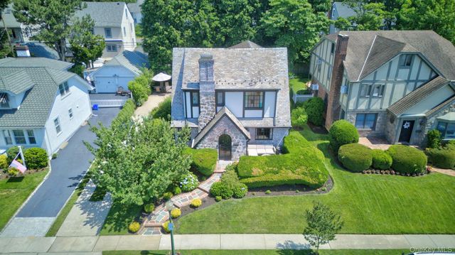 17 Hollywood Court, Rockville Centre, NY 11570