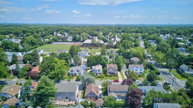 17 Hollywood Court, Rockville Centre, NY 11570