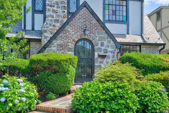 17 Hollywood Court, Rockville Centre, NY 11570