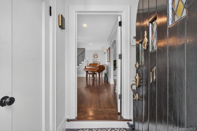 17 Hollywood Court, Rockville Centre, NY 11570