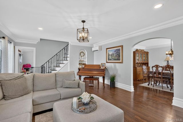 17 Hollywood Court, Rockville Centre, NY 11570