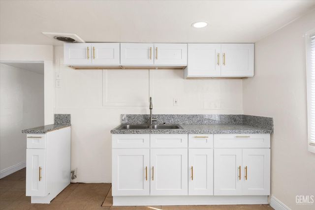 418 Decatur Street, Bakersfield, CA 93308