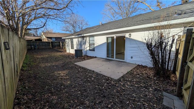 2225 E Jonquil Road, Fayetteville, AR 72703