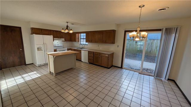 2225 E Jonquil Road, Fayetteville, AR 72703