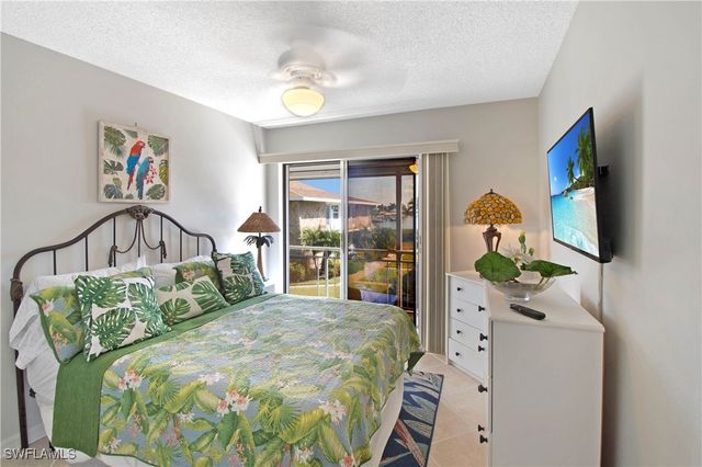 330 Kon Tiki DR D2, Naples, FL 34113