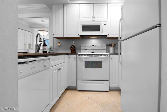 330 Kon Tiki DR D2, Naples, FL 34113