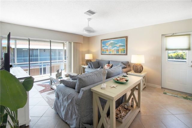 330 Kon Tiki DR D2, Naples, FL 34113