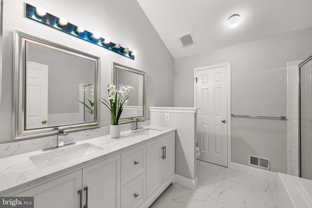 16 LEE CT, Plainsboro, NJ 08536