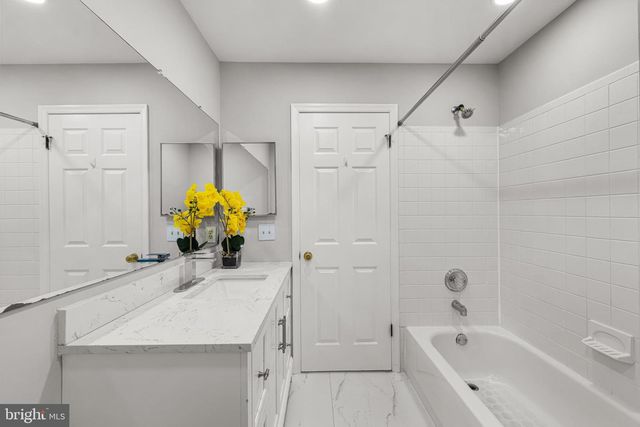 16 LEE CT, Plainsboro, NJ 08536