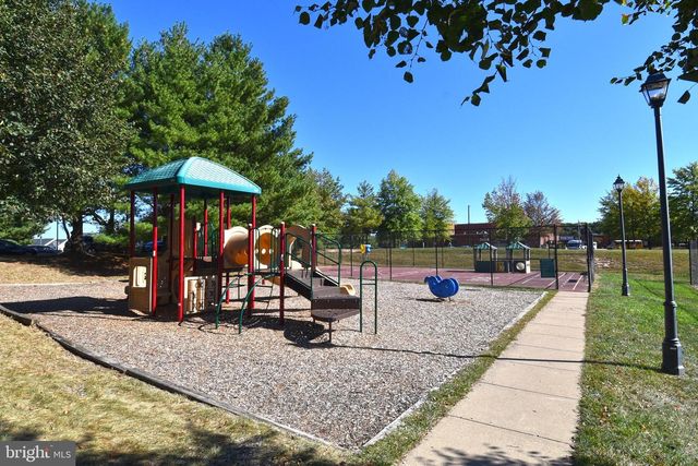 2697 MCGUFFEYS CT, Woodbridge, VA 22191