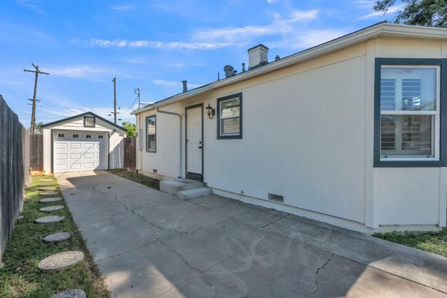 2105 Juliesse Ave, Sacramento, CA 95821