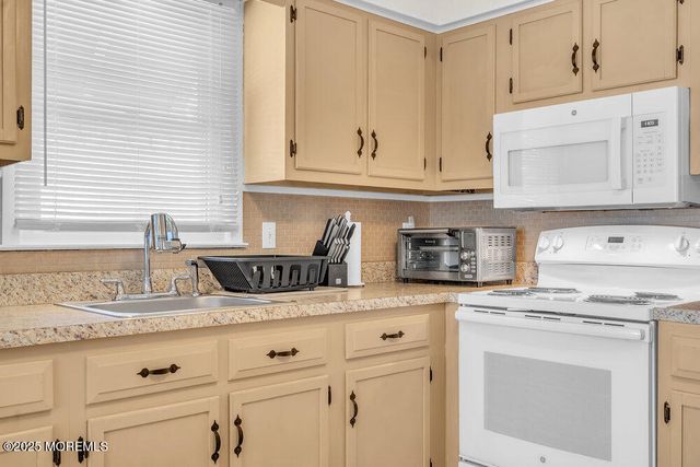 37 Carlisle Road, Berkeley, NJ 08721