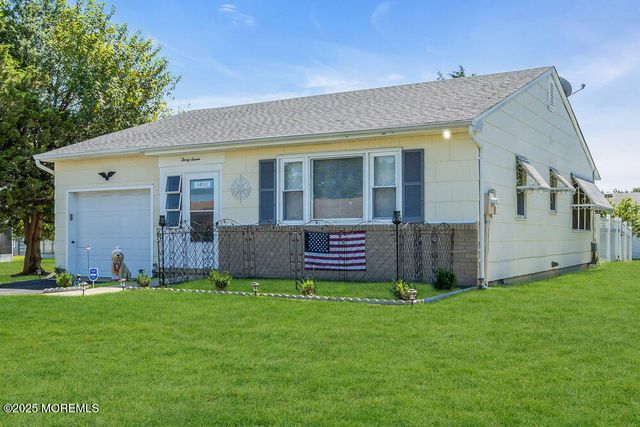 37 Carlisle Road, Berkeley, NJ 08721