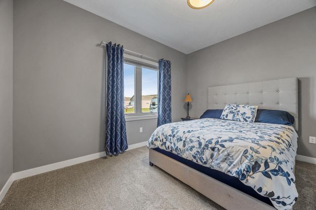 5932 Autumn Drive S, Fargo, ND 58104