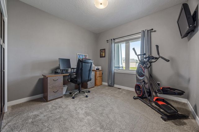 5932 Autumn Drive S, Fargo, ND 58104